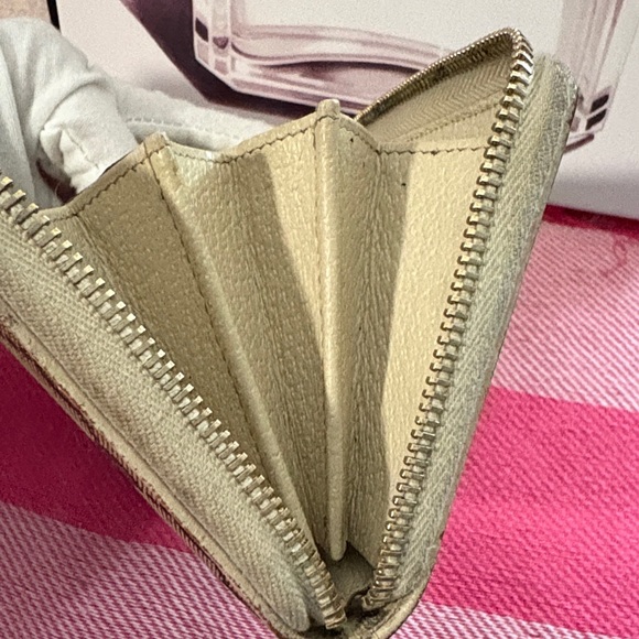 Gucci Beige and Brown Monogram Wallet - Picture 11 of 16